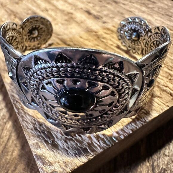 Vintage-Inspired Black Stone Concho Cowgirl Cuff Bracelet in Gift Box - Picture 1 of 10